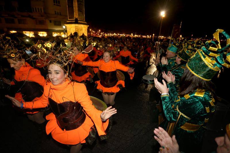 Cientos de gijoneses y visitantes disfrutaron del último día del Antroxu de Gijón