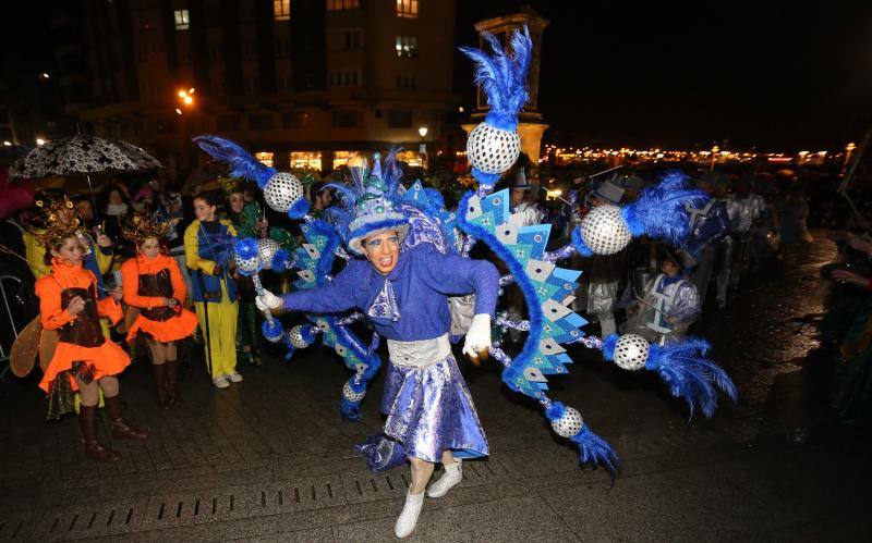 Cientos de gijoneses y visitantes disfrutaron del último día del Antroxu de Gijón