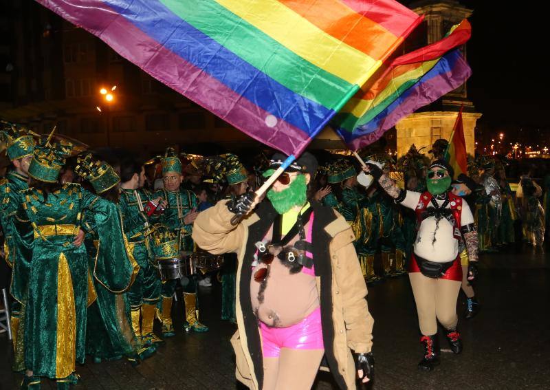 Cientos de gijoneses y visitantes disfrutaron del último día del Antroxu de Gijón