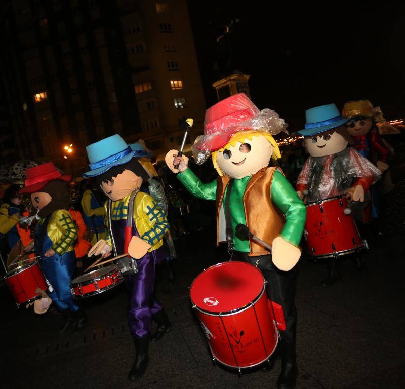 Cientos de gijoneses y visitantes disfrutaron del último día del Antroxu de Gijón