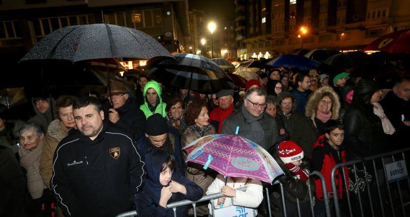 Cientos de gijoneses y visitantes disfrutaron del último día del Antroxu de Gijón