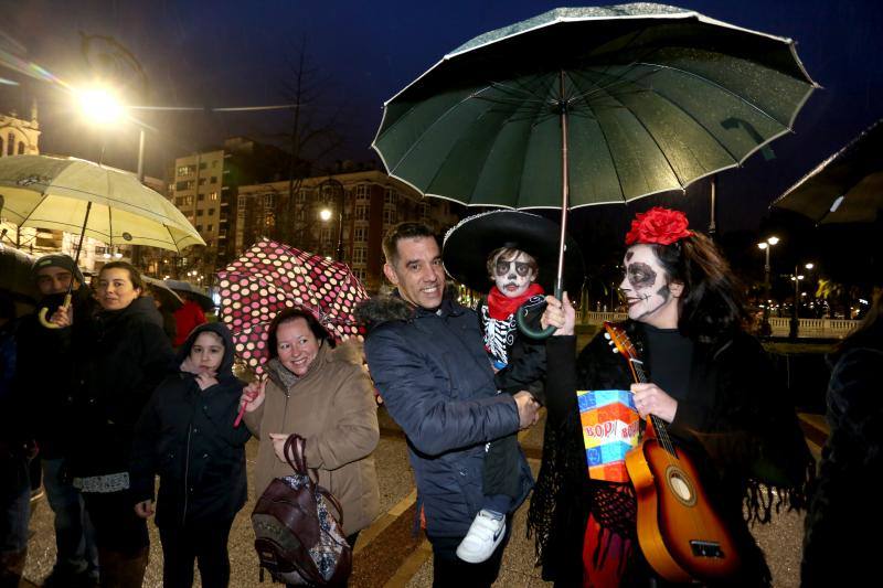 Cientos de gijoneses y visitantes disfrutaron del último día del Antroxu de Gijón