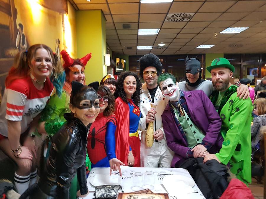 Cientos de gijoneses y visitantes disfrutaron de una fría noche de carnaval