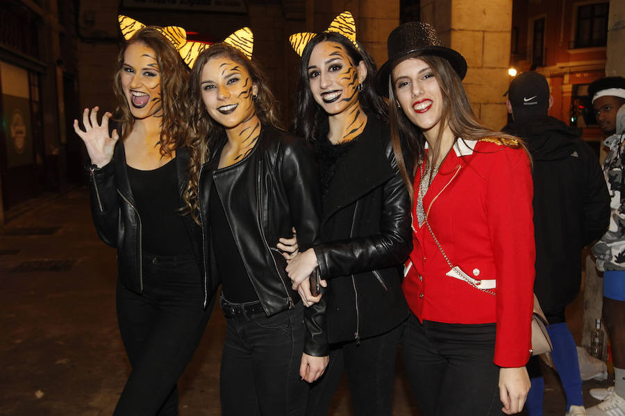 Cientos de gijoneses y visitantes disfrutaron de una fría noche de carnaval