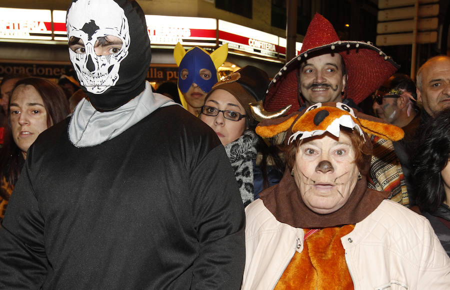 Cientos de gijoneses y visitantes disfrutaron de una fría noche de carnaval