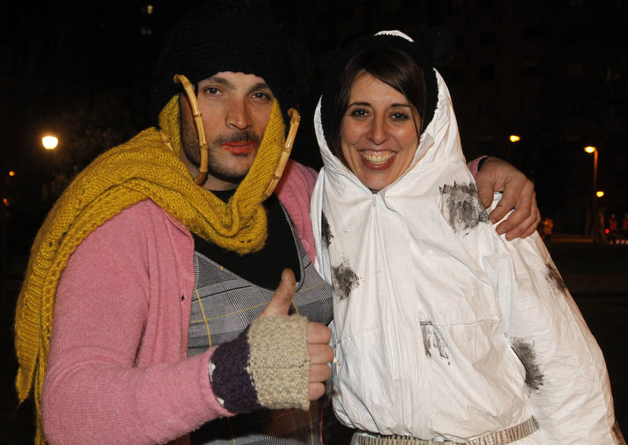 Cientos de gijoneses y visitantes disfrutaron de una fría noche de carnaval