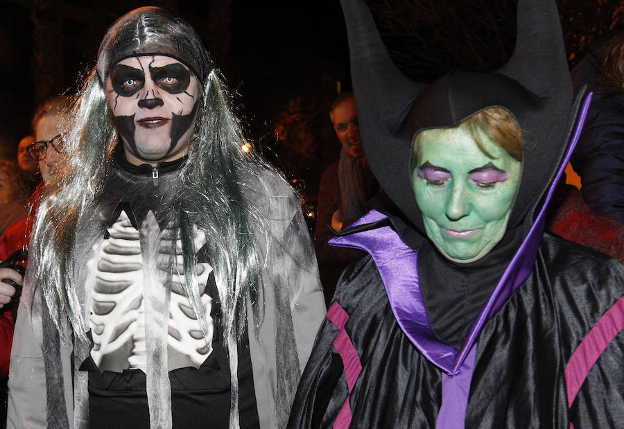 Cientos de gijoneses y visitantes disfrutaron de una fría noche de carnaval