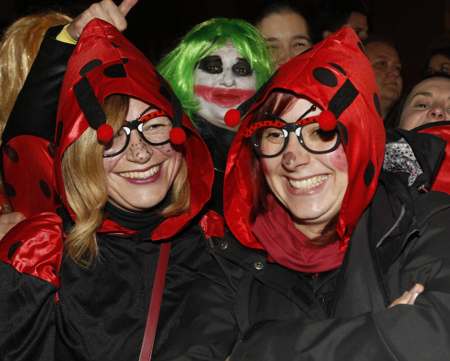 Cientos de gijoneses y visitantes disfrutaron de una fría noche de carnaval