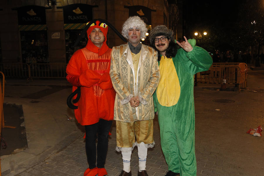 Cientos de gijoneses y visitantes disfrutaron de una fría noche de carnaval