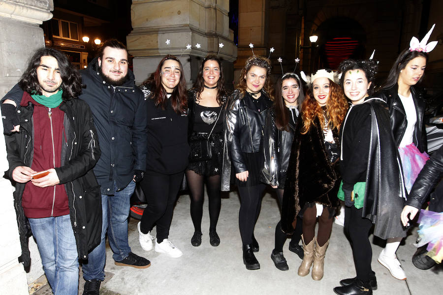 Cientos de gijoneses y visitantes disfrutaron de una fría noche de carnaval