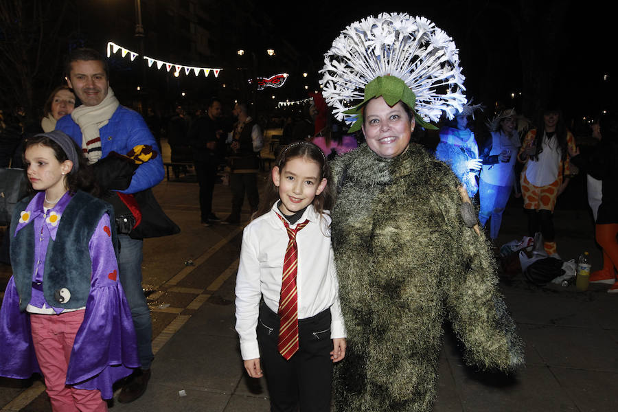 Cientos de gijoneses y visitantes disfrutaron de una fría noche de carnaval