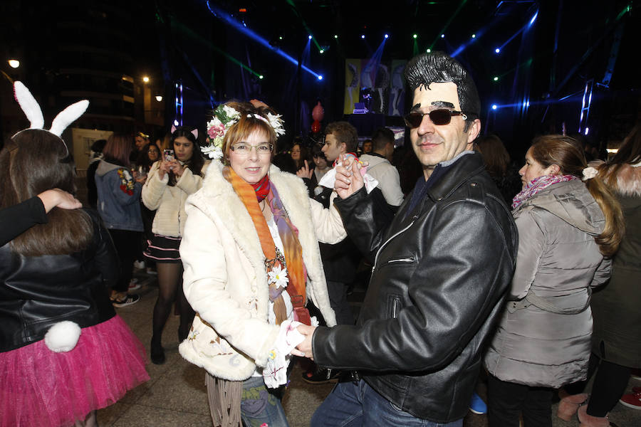 Cientos de gijoneses y visitantes disfrutaron de una fría noche de carnaval