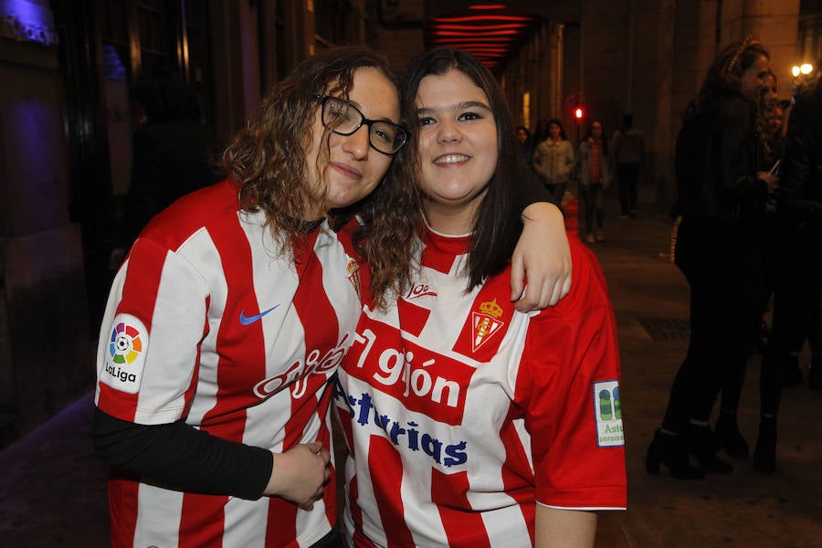 Cientos de gijoneses y visitantes disfrutaron de una fría noche de carnaval