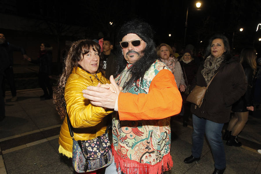 Cientos de gijoneses y visitantes disfrutaron de una fría noche de carnaval