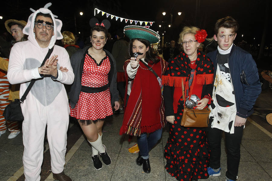 Cientos de gijoneses y visitantes disfrutaron de una fría noche de carnaval