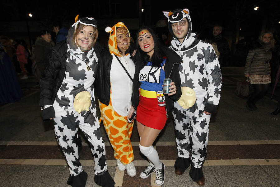 Cientos de gijoneses y visitantes disfrutaron de una fría noche de carnaval