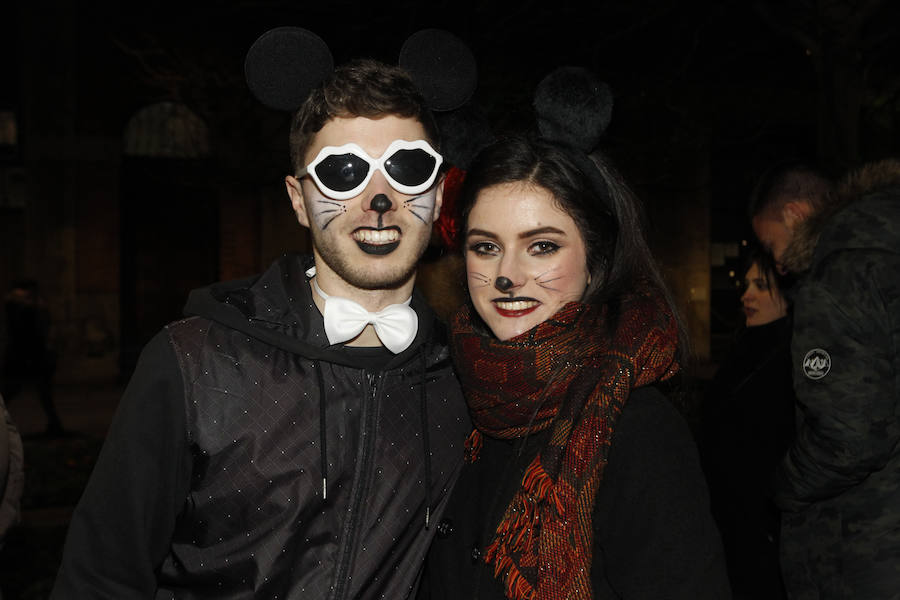 Cientos de gijoneses y visitantes disfrutaron de una fría noche de carnaval