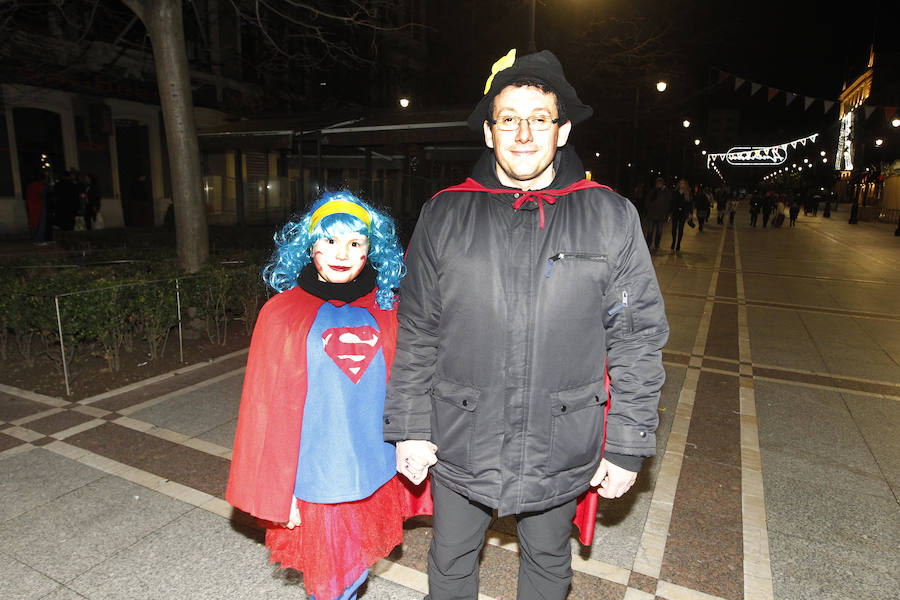 Cientos de gijoneses y visitantes disfrutaron de una fría noche de carnaval