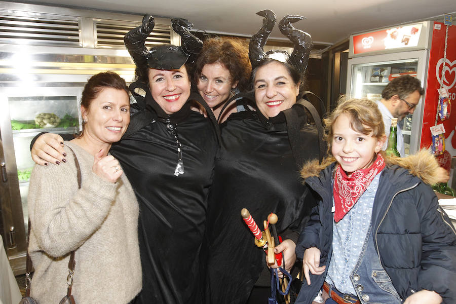 Cientos de gijoneses y visitantes disfrutaron de una fría noche de carnaval