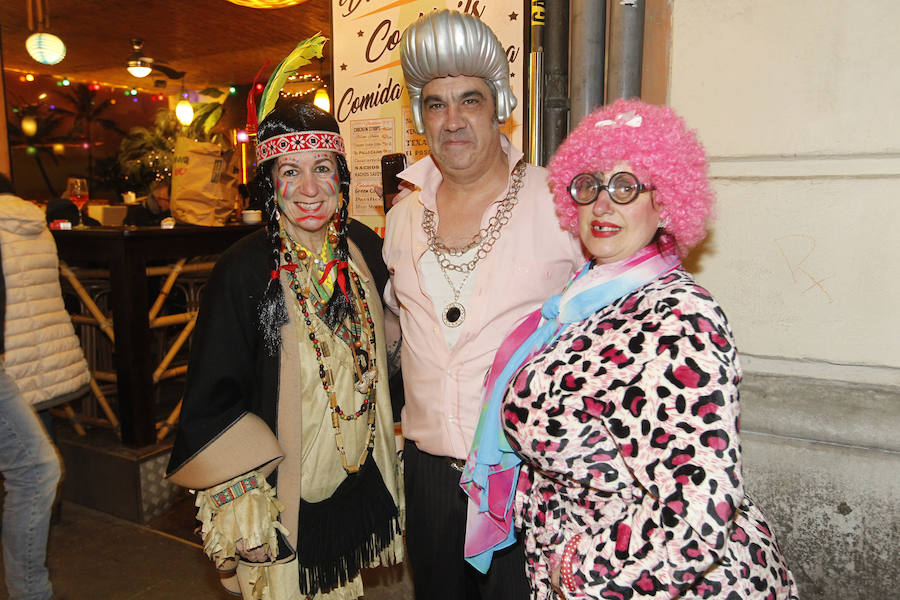 Cientos de gijoneses y visitantes disfrutaron de una fría noche de carnaval