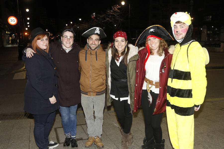 Cientos de gijoneses y visitantes disfrutaron de una fría noche de carnaval