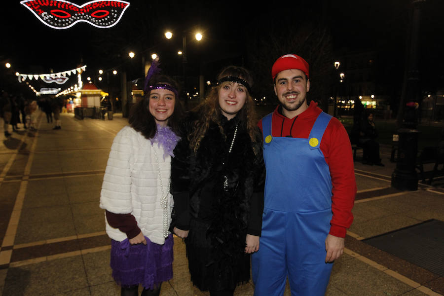 Cientos de gijoneses y visitantes disfrutaron de una fría noche de carnaval