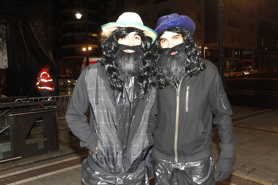 Cientos de gijoneses y visitantes disfrutaron de una fría noche de carnaval