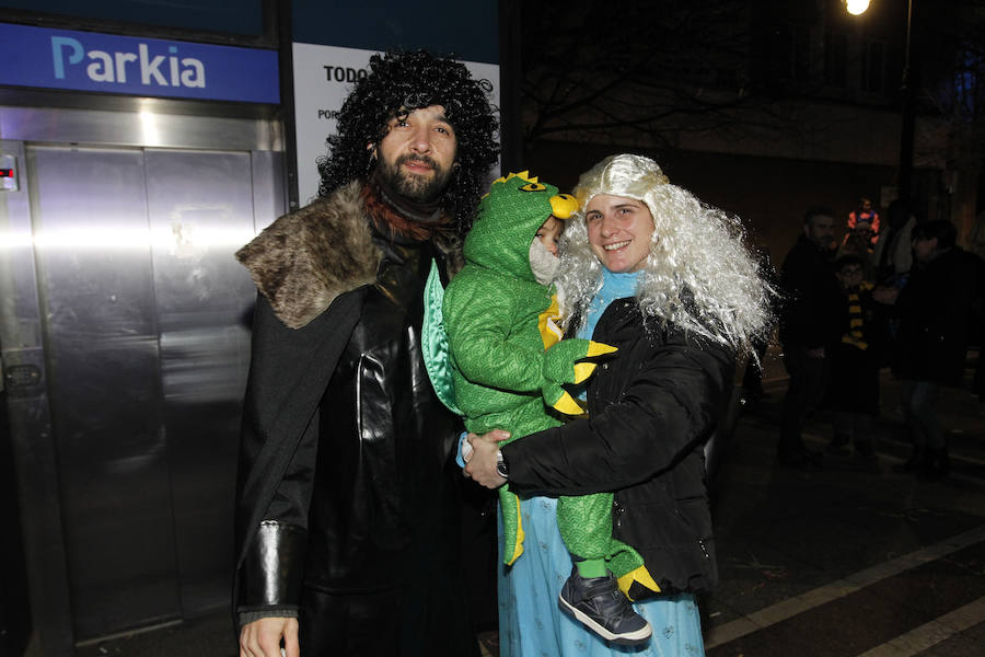 Cientos de gijoneses y visitantes disfrutaron de una fría noche de carnaval