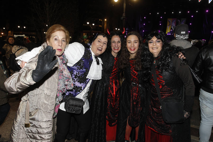 Cientos de gijoneses y visitantes disfrutaron de una fría noche de carnaval