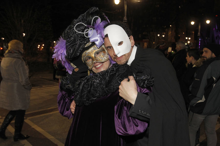 Cientos de gijoneses y visitantes disfrutaron de una fría noche de carnaval