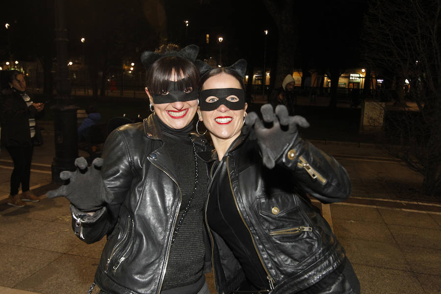 Cientos de gijoneses y visitantes disfrutaron de una fría noche de carnaval