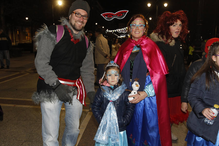 Cientos de gijoneses y visitantes disfrutaron de una fría noche de carnaval