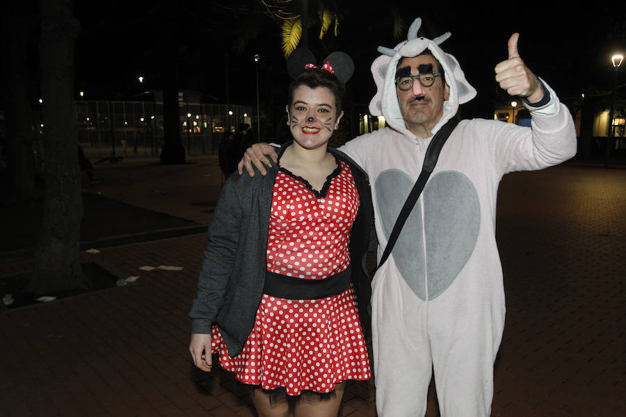 Cientos de gijoneses y visitantes disfrutaron de una fría noche de carnaval