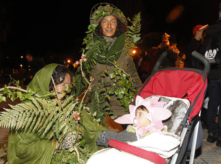 Cientos de gijoneses y visitantes disfrutaron de una fría noche de carnaval