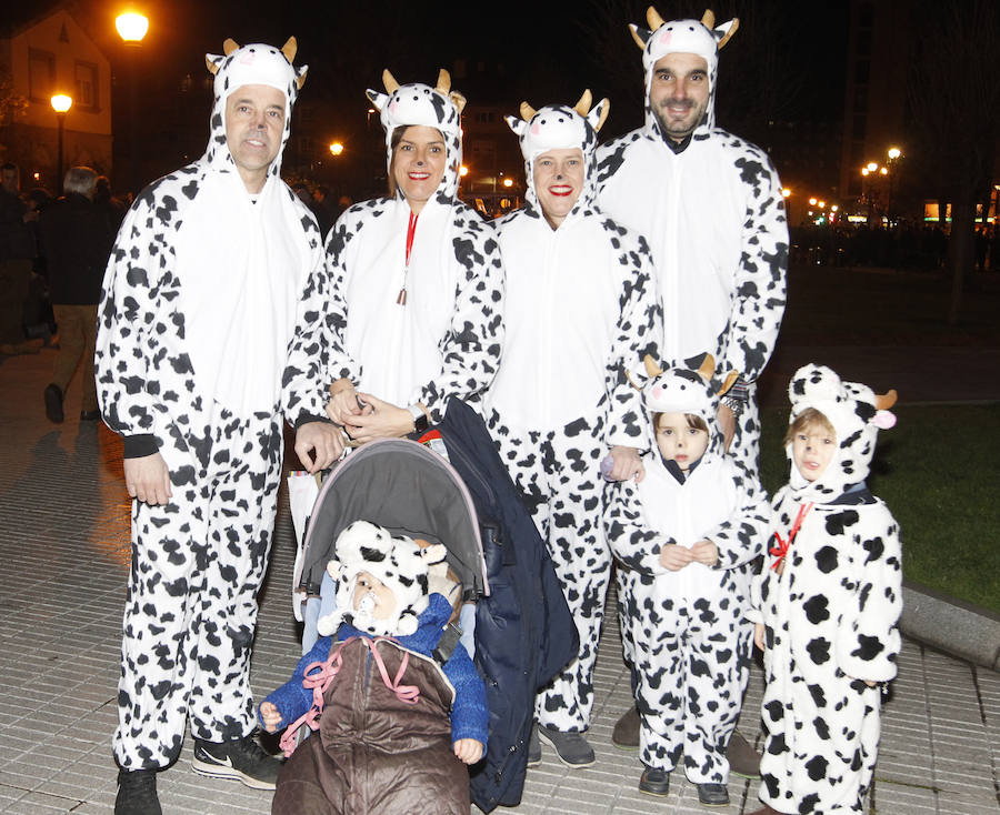 Cientos de gijoneses y visitantes disfrutaron de una fría noche de carnaval