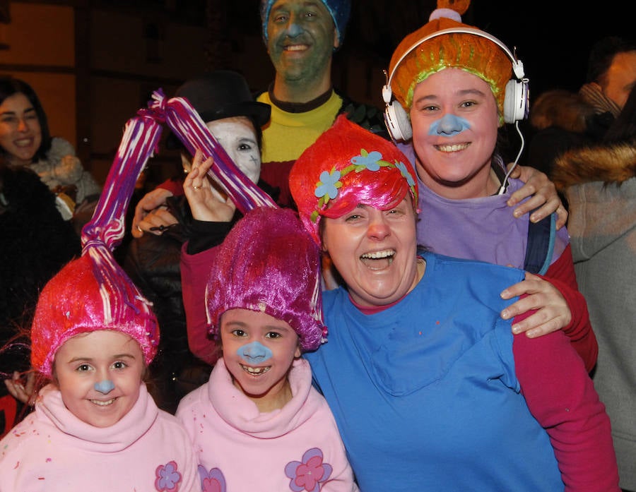 Cientos de gijoneses y visitantes disfrutaron de una fría noche de carnaval