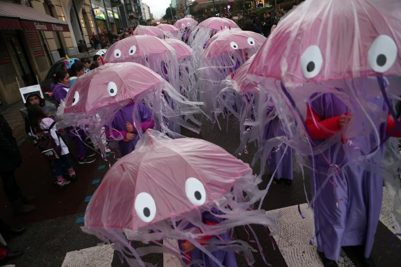 Los vecinos del concejo eligieron el séptimo arte para como inspiración de unos disfraces que lucieron pese a la lluvia