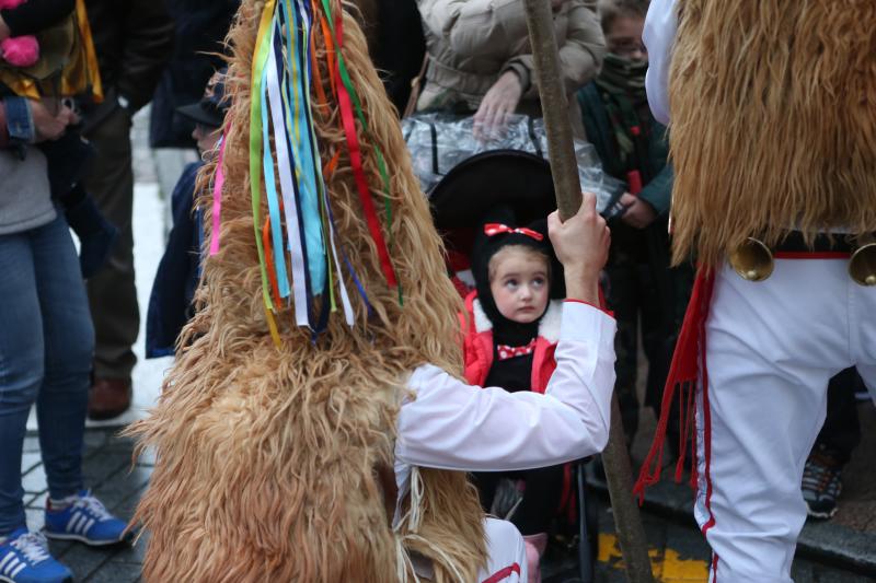 Los vecinos del concejo eligieron el séptimo arte para como inspiración de unos disfraces que lucieron pese a la lluvia