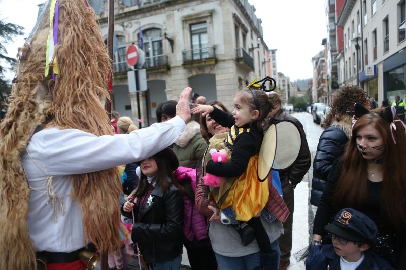 Los vecinos del concejo eligieron el séptimo arte para como inspiración de unos disfraces que lucieron pese a la lluvia