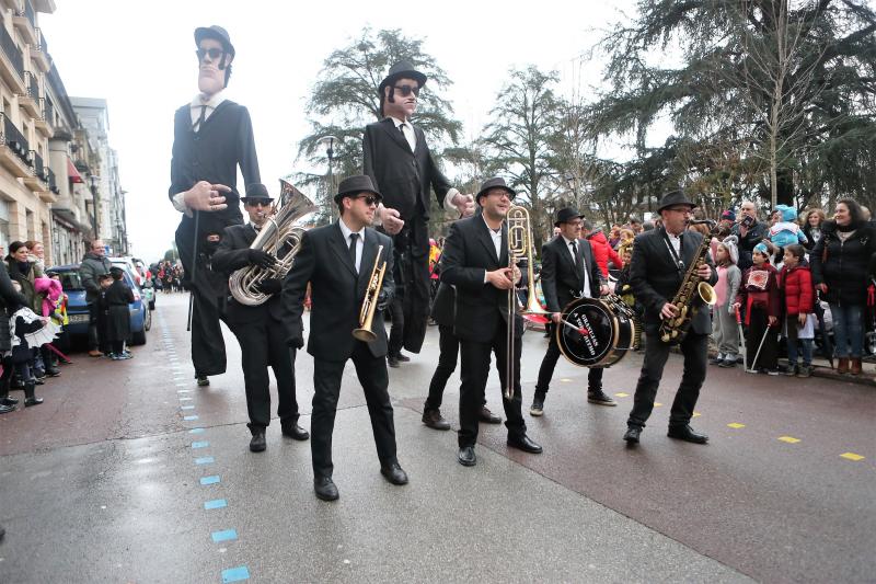Los vecinos del concejo eligieron el séptimo arte para como inspiración de unos disfraces que lucieron pese a la lluvia