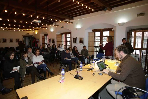 Miembros del equipo redactor del PGO y representantes de los diferentes grupos municipales de Llanes, durante el encuentro celebrado ayer por la mañana en la Casa de Cultura de la villa. 