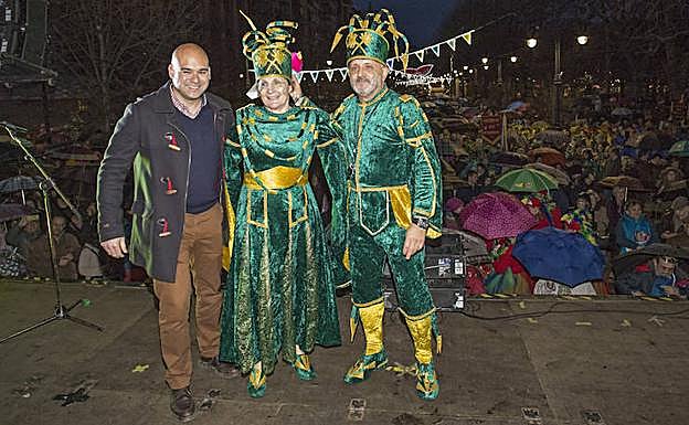 Dos miembros de Los Restallones junto a Jesús Martínez Salvador.