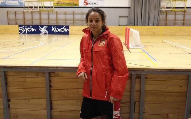 Julieta Fernández, frente a la pista de Mata-Jove. 