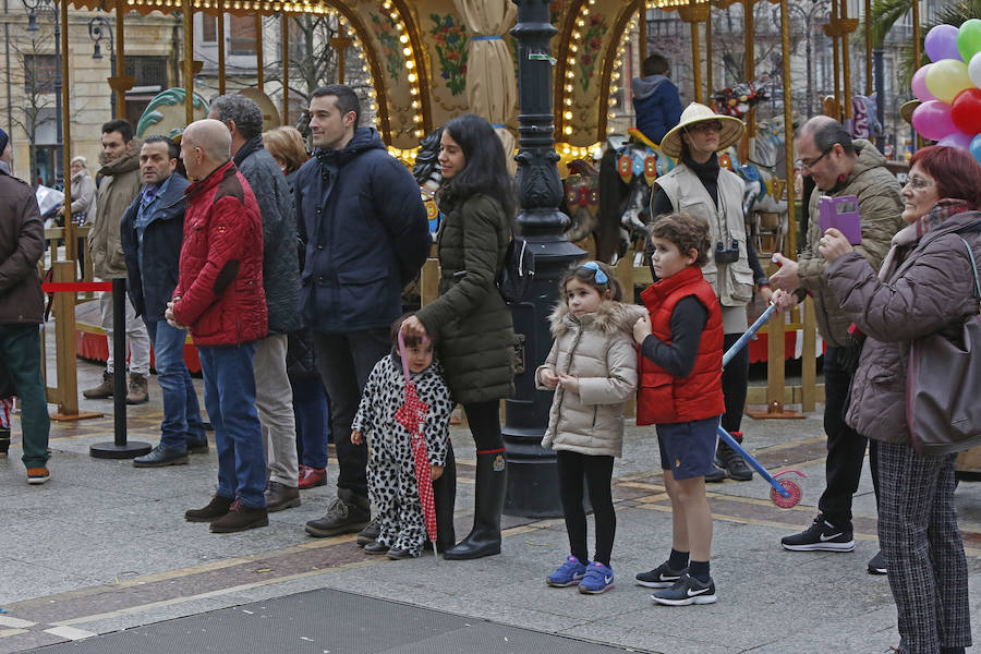 Las charangas gijonesas no perdieron la gracia ni aún bajo la lluvia. Begoña se convirtió en su pasarela camino al escenario que encumbraría este martes a Los Restallones como reyes del Carnaval de Gijón 2018