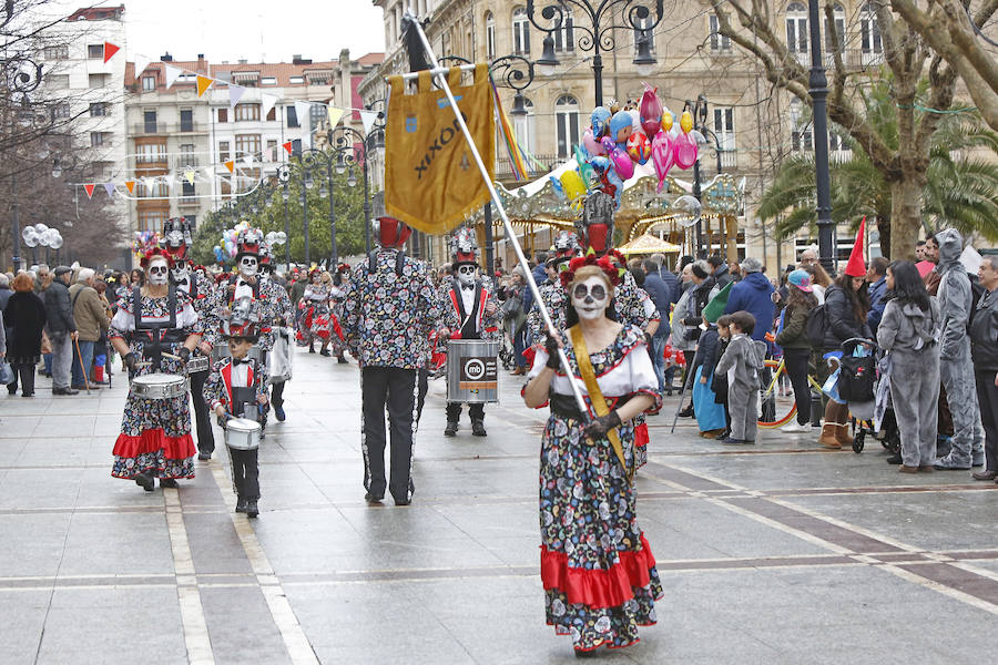 Las charangas gijonesas no perdieron la gracia ni aún bajo la lluvia. Begoña se convirtió en su pasarela camino al escenario que encumbraría este martes a Los Restallones como reyes del Carnaval de Gijón 2018