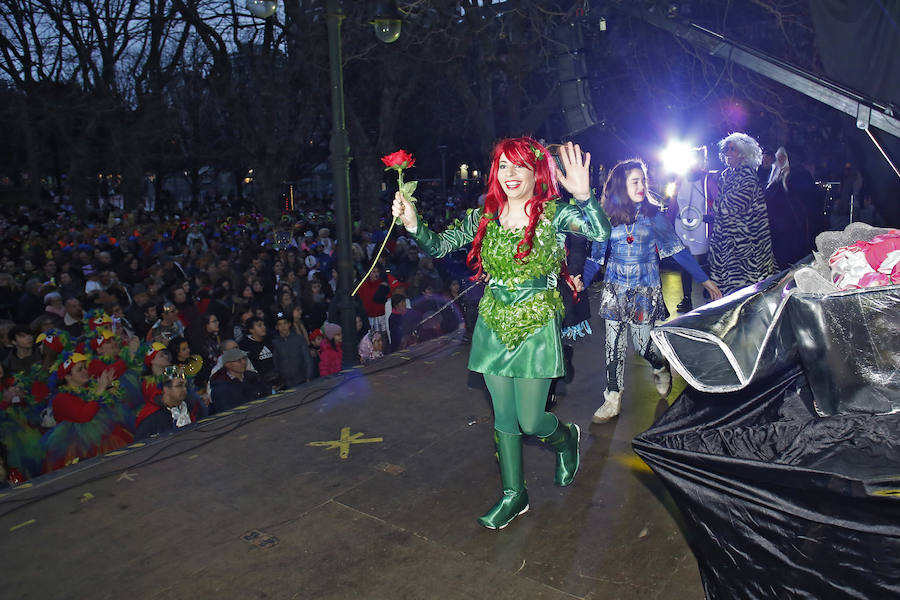 Las charangas gijonesas no perdieron la gracia ni aún bajo la lluvia. Begoña se convirtió en su pasarela camino al escenario que encumbraría este martes a Los Restallones como reyes del Carnaval de Gijón 2018