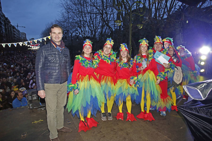 Las charangas gijonesas no perdieron la gracia ni aún bajo la lluvia. Begoña se convirtió en su pasarela camino al escenario que encumbraría este martes a Los Restallones como reyes del Carnaval de Gijón 2018