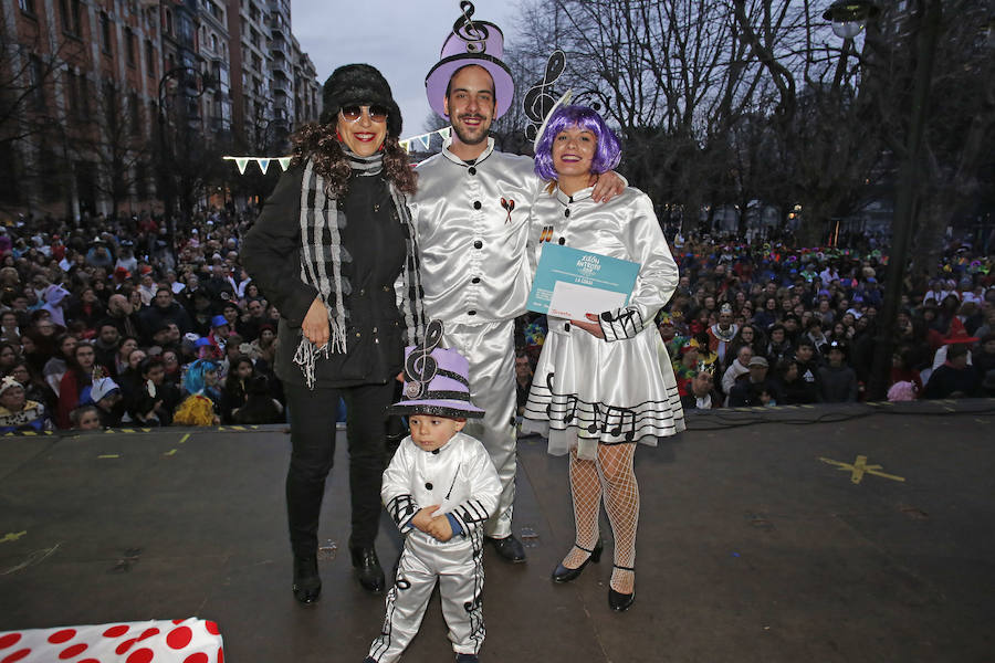 Las charangas gijonesas no perdieron la gracia ni aún bajo la lluvia. Begoña se convirtió en su pasarela camino al escenario que encumbraría este martes a Los Restallones como reyes del Carnaval de Gijón 2018