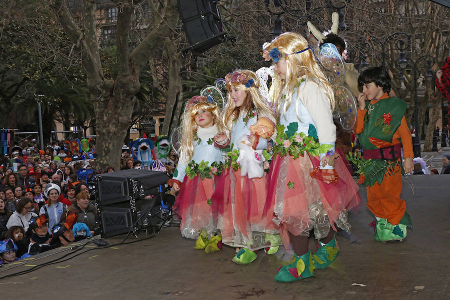 Las charangas gijonesas no perdieron la gracia ni aún bajo la lluvia. Begoña se convirtió en su pasarela camino al escenario que encumbraría este martes a Los Restallones como reyes del Carnaval de Gijón 2018