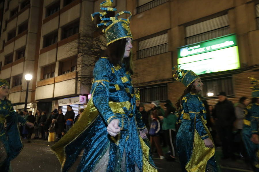 Las charangas hicieron las delicias de los cientos de gijoneses que desafiaron al frío para presenciar el principal desfile del Día de Carnaval